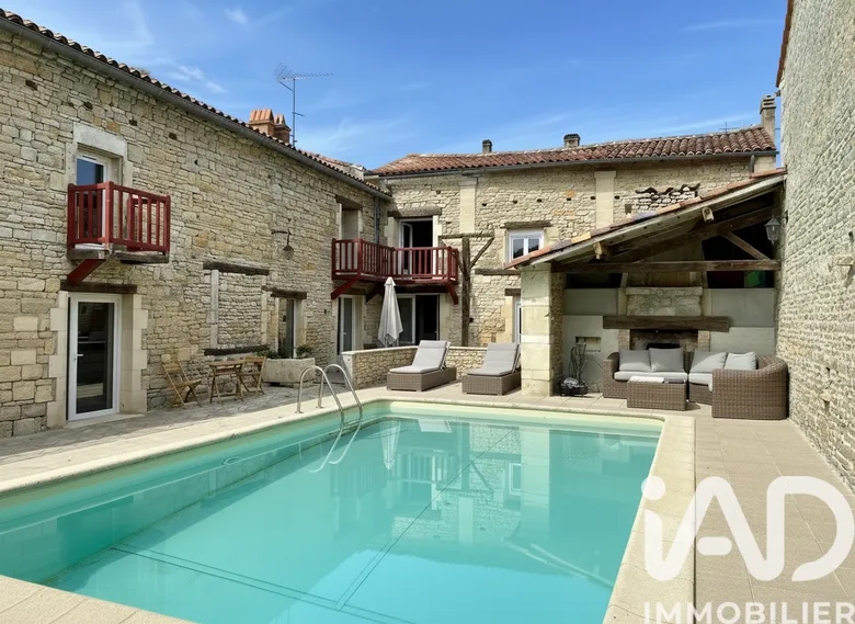 Maison 12 pièces 335 m² · à Nercillac · 335 m² · 465 000 €