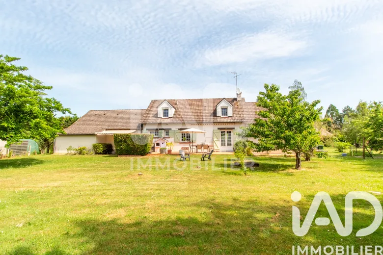 Maison 9 pièces 236 m² · à Châtenoy · 236 m² · 300 000 €