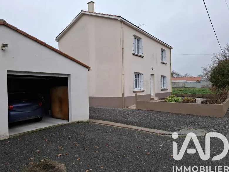 Maison 5 pièces 130 m² · à Saint-Étienne-du-Bois · 130 m² · 240 000 €