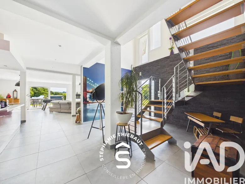 Maison 8 pièces 325 m² · à Hadol · 325 m² · 495 000 €