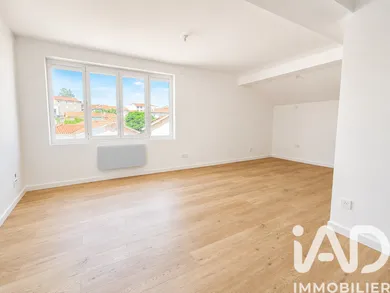 Apartment in Saint-Laurent-de-Chamousset (69930)