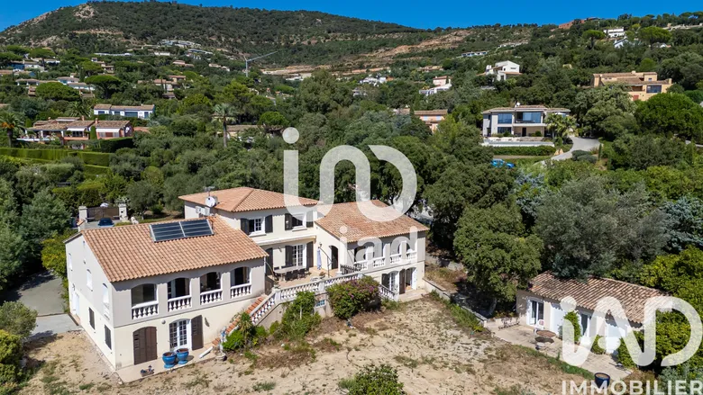 Maison 19 pièces 585 m² · à Grimaud · 585 m² · 2 600 000 €