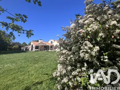 Architectural house in Chantonnay (85110)
