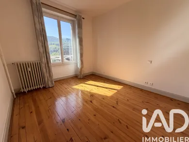 Appartement à Vic-sur-Cère (15800)