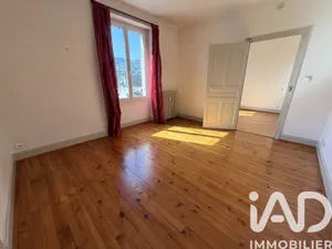 Appartement à Vic-sur-Cère (15800)