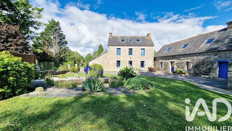 Maison 8 pièces 229 m² · à Kergrist-Moëlou · 228,5 m² · 299 500 €