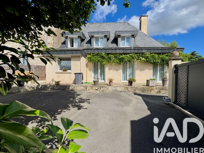 Maison 7 pièces 196 m² · à Montauban-de-Bretagne · 196 m² · 377 000 €