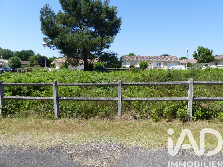 Terrain à bâtir à Saint-Pierre-du-Mont (40280) · 82 900 €