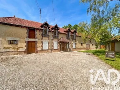Domain in Saint-Julien-les-Villas (10800)