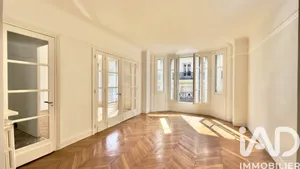 Apartment in Paris (75017)
