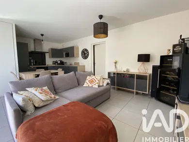 Apartment in Saint-Laurent-de-Mure (69720)
