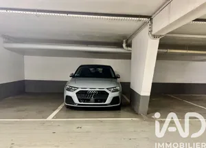 Parking in Paris (75008)