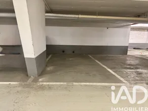 Parking in Paris (75008)