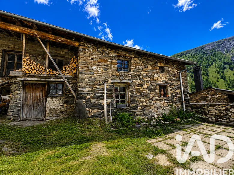 Maison 4 pièces 159 m² · à Besse · 159 m² · 99 000 €
