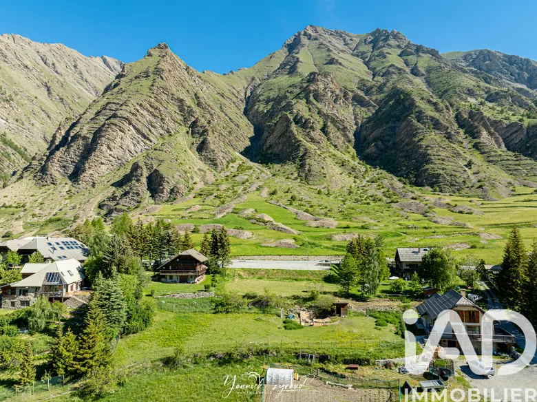 Terrain à bâtir à Crévoux (05200) · 530 000 €