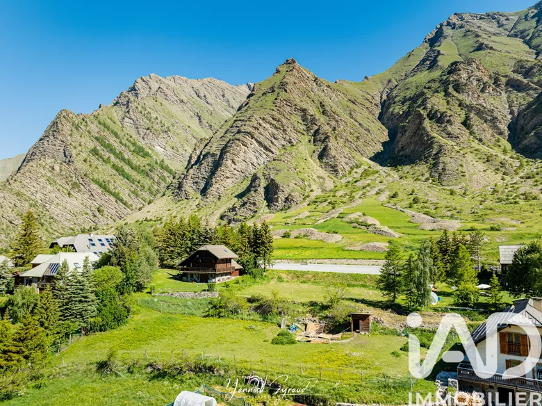 Terrain à bâtir à Crévoux (05200) · 229 000 €