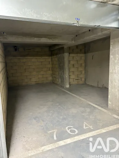 Parking à Paris (75019)