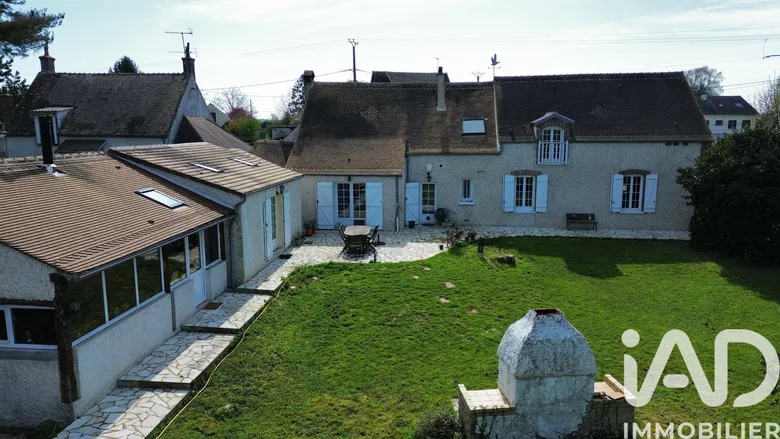Maison 8 pièces 234 m² · à Bazoches-sur-le-Betz · 234 m² · 299 000 €