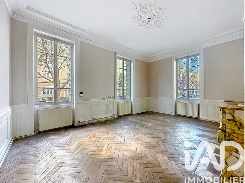 1 pièce 157 m² · à Lyon · 156,5 m² · 650 000 €