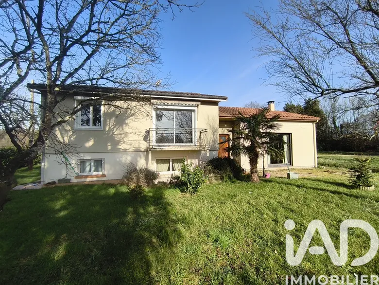 Maison 6 pièces 163 m² · à Lusignan · 163 m² · 180 000 €