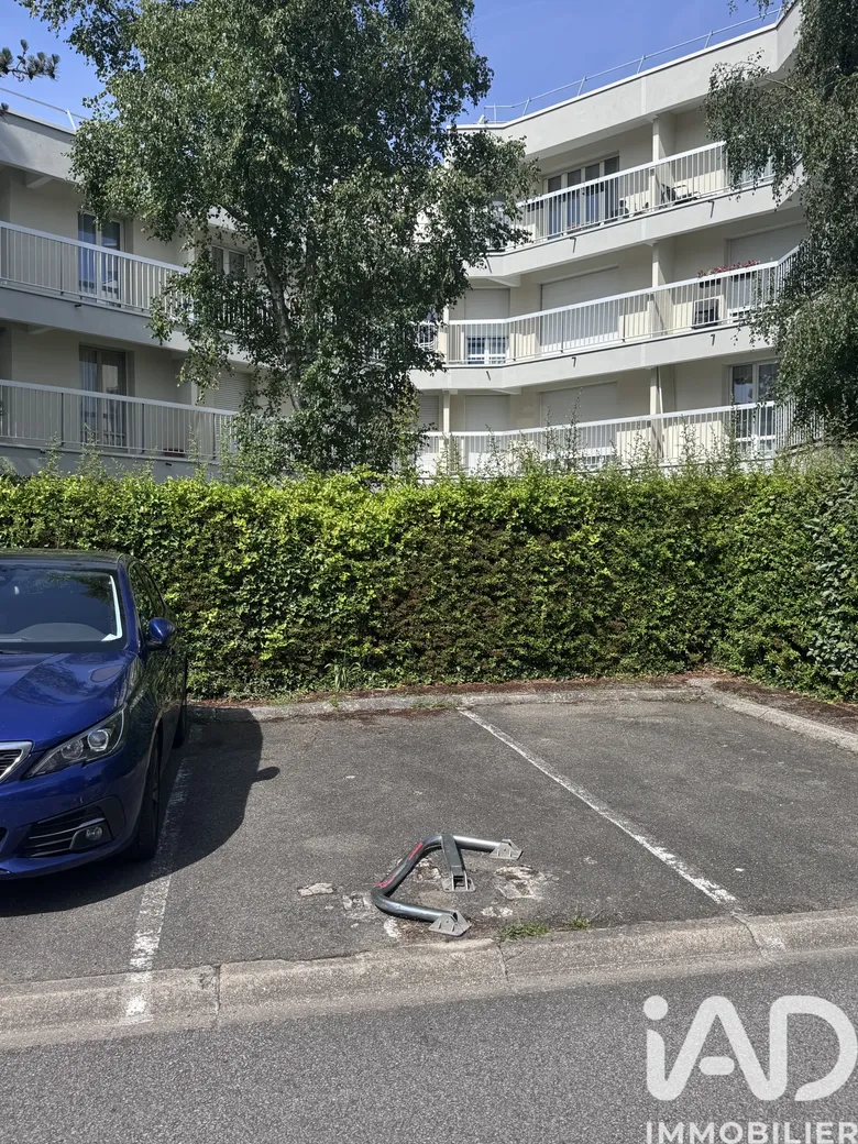 Parking 12 m² · à Le Mesnil-Saint-Denis · 12 m² · 13 900 €