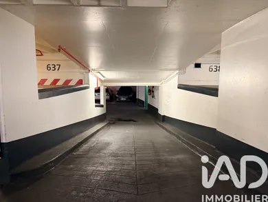 Parking in Paris (75008)