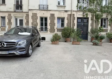Parking in Paris (75010)