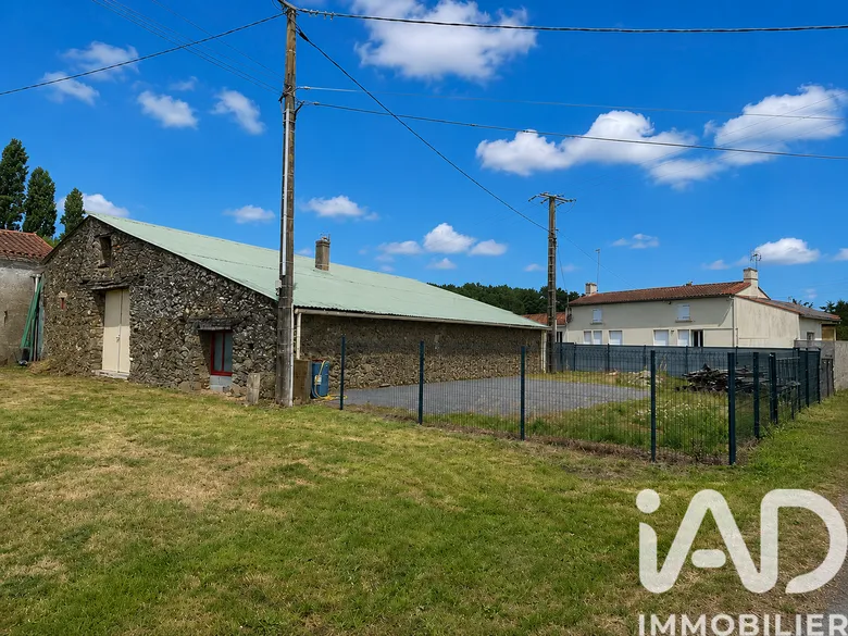 Maison 4 pièces 275 m² · à Les Brouzils · 275 m² · 82 000 €