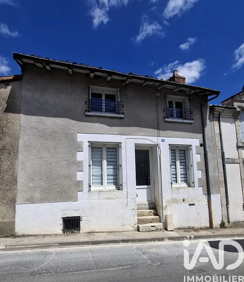 Maison 6 pièces 115 m² · à Charroux · 115 m² · 96 000 €