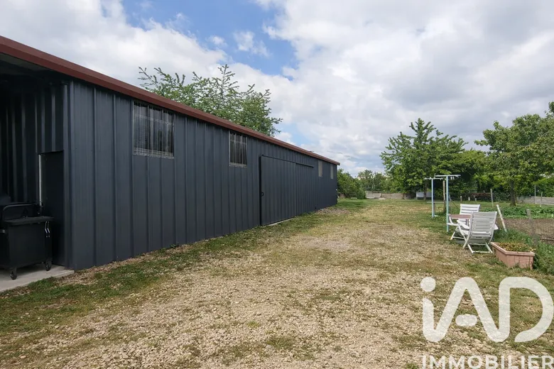 Parking 533 m² · à Saint-Pierre-Laval · 533 m² · 319 000 €