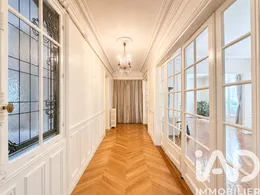 Apartment in Paris (75016)