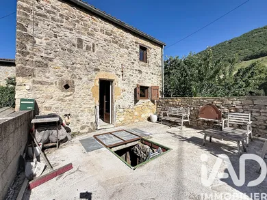 Maison de village à Saint-Georges-de-Luzençon (12100)