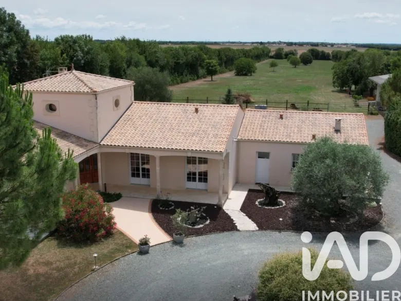 Maison 5 pièces 260 m² · à Montroy · 260 m² · 797 500 €