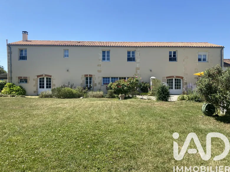Maison 6 pièces 235 m² · à Saint-Pierre-la-Noue · 235 m² · 455 000 €