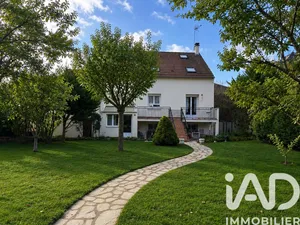 Detached house in Sainte-Geneviève-des-Bois (91700)