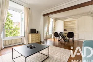 Apartment in Paris (75116)