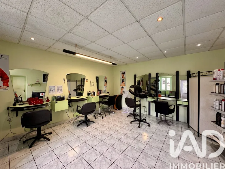Local commercial 52 m² · aux Ulmes · 51,9 m² · 33 000 €