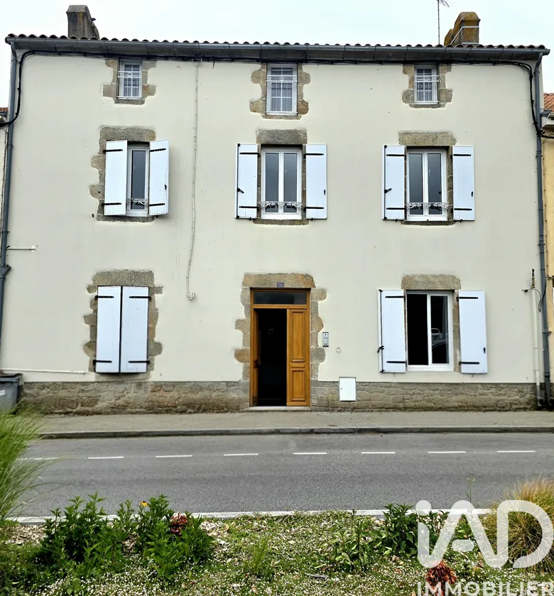 Immeuble 2 pièces 178 m² · à Bellevigny · 178 m² · 330 500 €