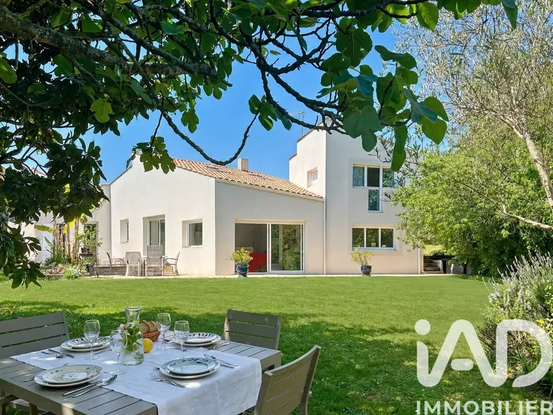 Maison 6 pièces 155 m² · à Dompierre-sur-Mer · 155 m² · 659 000 €