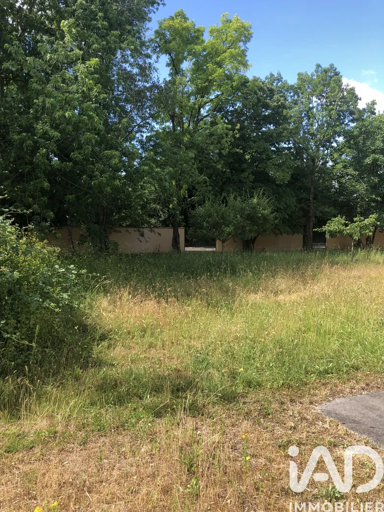 Terrain à Bourg-en-Bresse (01000) · 75 000 €