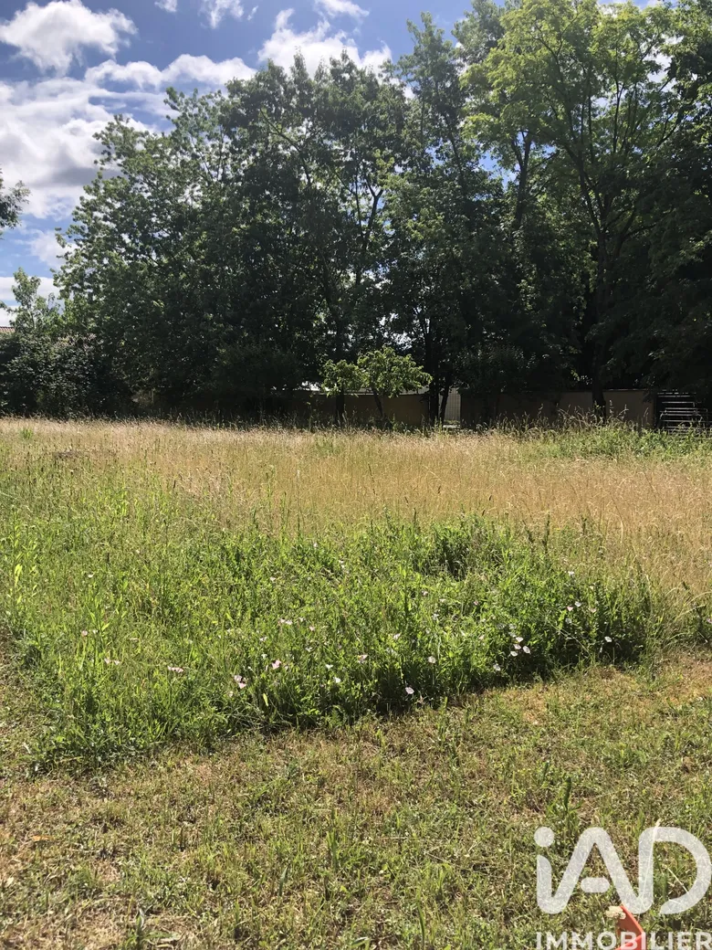 Terrain à Bourg-en-Bresse (01000) · 75 000 €