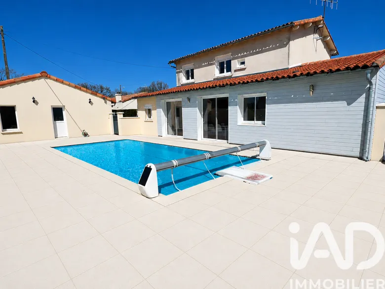 Maison 7 pièces 157 m² · à Charroux · 157 m² · 208 000 €