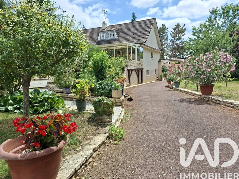 Maison 9 pièces 214 m² · à Vouneuil-sous-Biard · 214 m² · 371 000 €