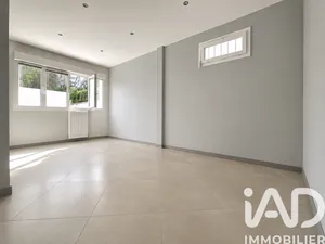 Commercial walls in Paris (75016)