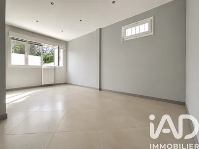 Commercial walls in Paris (75016)