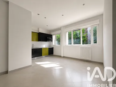 Commercial walls in Paris (75016)