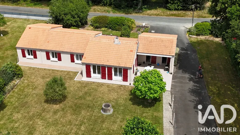 Maison 8 pièces 151 m² · à Saint-Denis-la-Chevasse · 151 m² · 285 000 €
