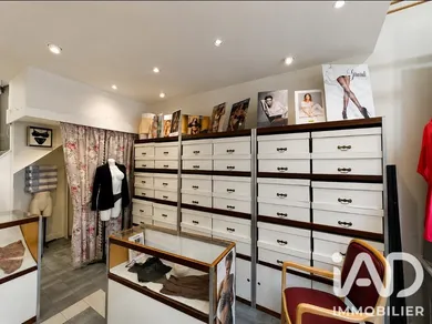 Clothing, Textiles in Versailles (78000)