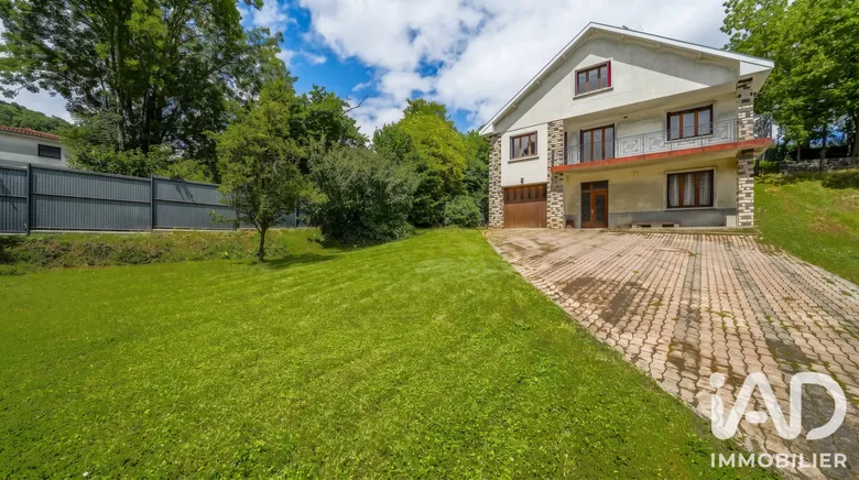 Maison 6 pièces 160 m² · à Sayat · 160 m² · 240 000 €