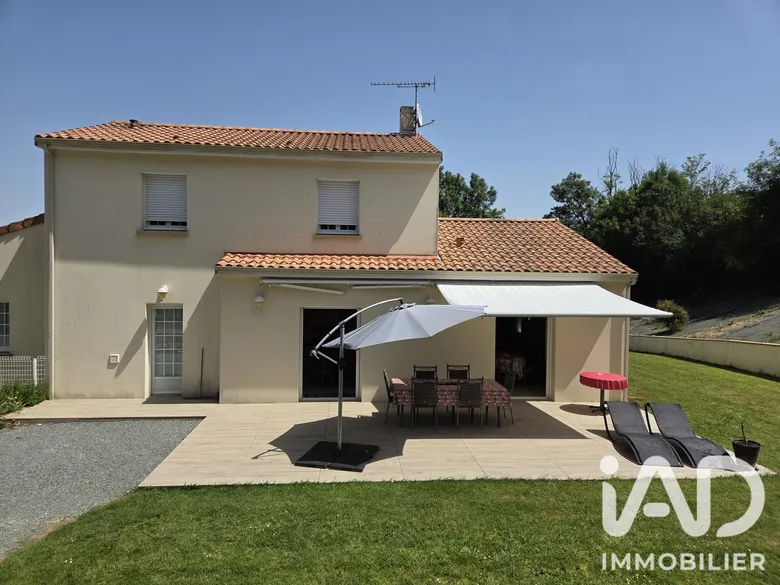 Maison 8 pièces 162 m² · à Réaumur · 162 m² · 263 000 €